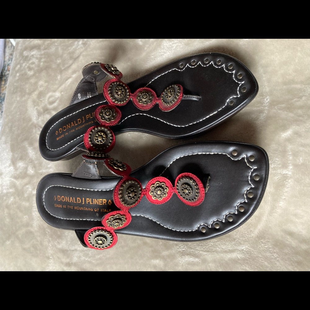 Excellent condition Donald J Pliner sandals.